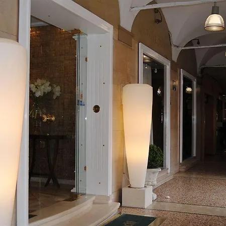 Zanhotel Tre Vecchi فندق